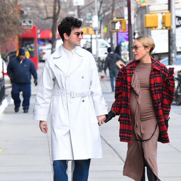 Exclusif - Chloë Sevigny, enceinte, dévoile son baby bump lors d'une sortie avec son compagnon Sinisa Mackovic à New York le 6 janvier 2020.