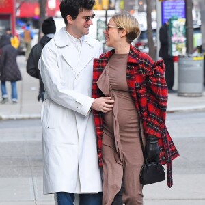 Exclusif - Chloë Sevigny, enceinte, dévoile son baby bump lors d'une sortie avec son compagnon Sinisa Mackovic à New York le 6 janvier 2020.