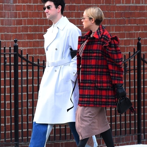 Exclusif - Chloë Sevigny, enceinte, dévoile son baby bump lors d'une sortie avec son compagnon Sinisa Mackovic à New York le 6 janvier 2020.