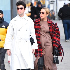 Exclusif - Chloë Sevigny, enceinte, dévoile son baby bump lors d'une sortie avec son compagnon Sinisa Mackovic à New York le 6 janvier 2020.