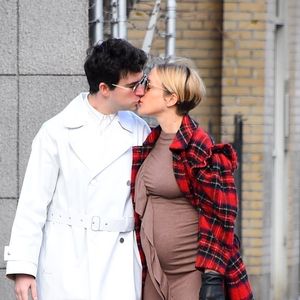 Exclusif - Chloë Sevigny, enceinte, dévoile son baby bump lors d'une sortie avec son compagnon Sinisa Mackovic à New York le 6 janvier 2020.