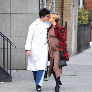 Exclusif - Chloë Sevigny, enceinte, dévoile son baby bump lors d'une sortie avec son compagnon Sinisa Mackovic à New York le 6 janvier 2020.