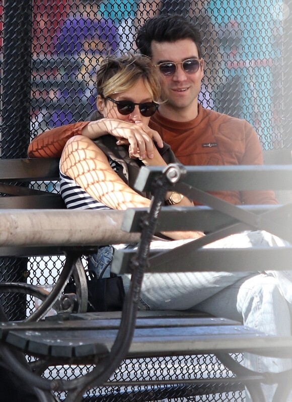 L'actrice Chloë Sevigny et son nouveau compagnon s'embrassent et s'enlacent sur un banc dans le quartier de Soho à New York, le 25 août 2019.