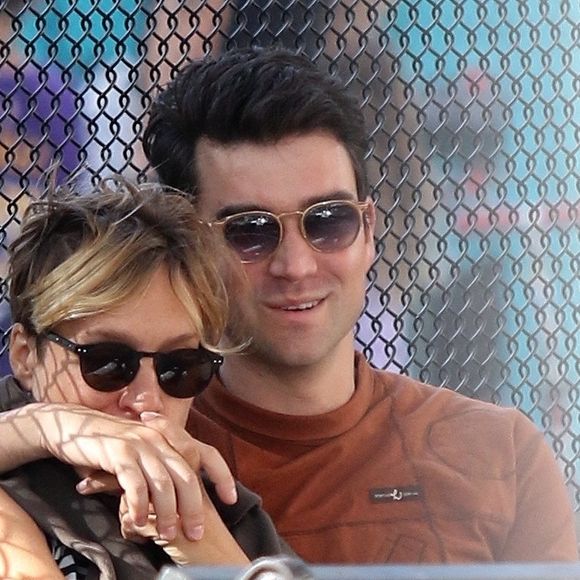 L'actrice Chloë Sevigny et son nouveau compagnon s'embrassent et s'enlacent sur un banc dans le quartier de Soho à New York, le 25 août 2019.