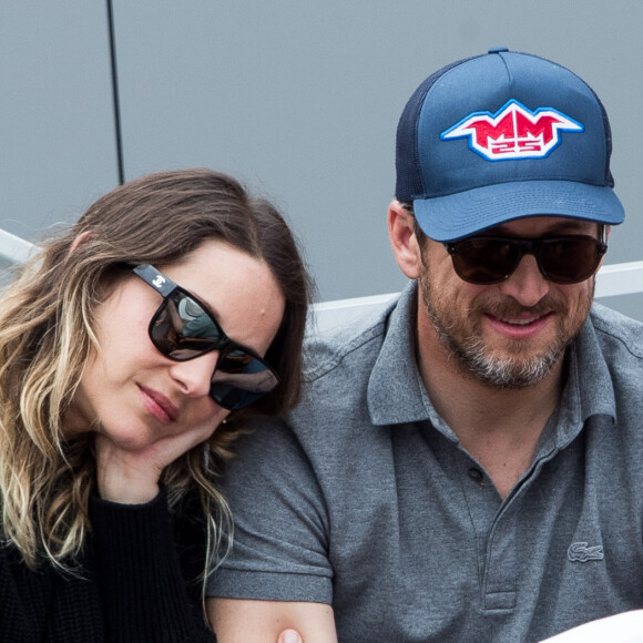 Marion Cotillard et son compagnon Guillaume Canet - People dans les tribunes lors de la finale messieurs des internationaux de France de tennis de Roland Garros 2019 à Paris le 9 juin 2019. © Jacovides-Moreau/Bestimage