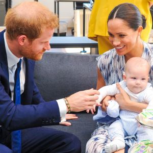 Le prince Harry et Meghan Markle présentent leur fils Archie à Desmond Tutu à Cape Town, Afrique du Sud le 25 septembre 2019.