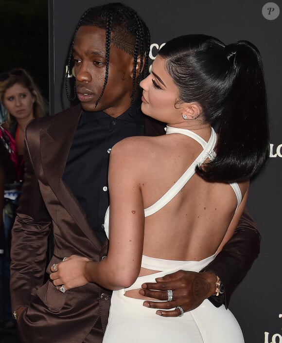 Travis Scott avec sa compagne Kylie Jenner à la première du prochain documentaire de Netflix Look Mom I Can Fly au Barker Hangar dans le quartier de Santa Monica à Los Angeles. Ce nouveau documentaire sera disponible à partir du 28 août sur Netflix. On y découvre des images inédites de T. Scott à ses débuts, jusqu'à son ascension aujourd'hui. Look Mom I Can Fly place les spectateurs au premier rang de la vie du rappeur, en s'intéressant à la sortie et aux répercussions d'Astroworld, son dernier album nommé aux Grammys. Le 27 août 2019