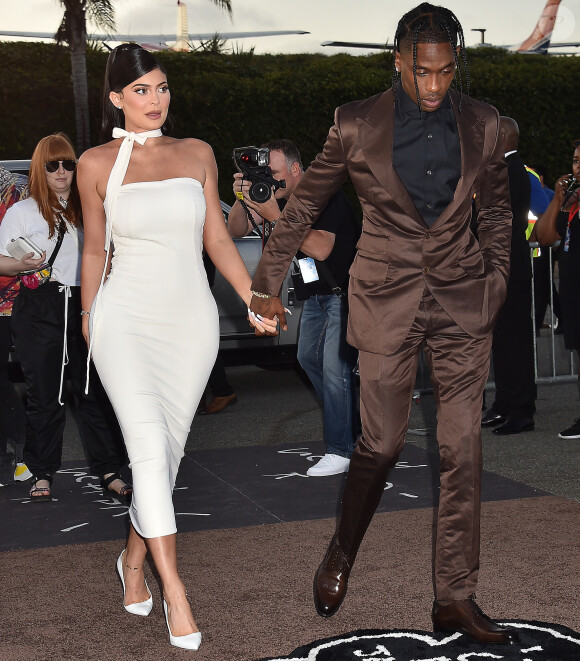 Travis Scott avec sa compagne Kylie Jenner à la première du prochain documentaire de Netflix Look Mom I Can Fly au Barker Hangar dans le quartier de Santa Monica à Los Angeles. Ce nouveau documentaire sera disponible à partir du 28 août sur Netflix. On y découvre des images inédites de T. Scott à ses débuts, jusqu'à son ascension aujourd'hui. Look Mom I Can Fly place les spectateurs au premier rang de la vie du rappeur, en s'intéressant à la sortie et aux répercussions d'Astroworld, son dernier album nommé aux Grammys. Le 27 août 2019