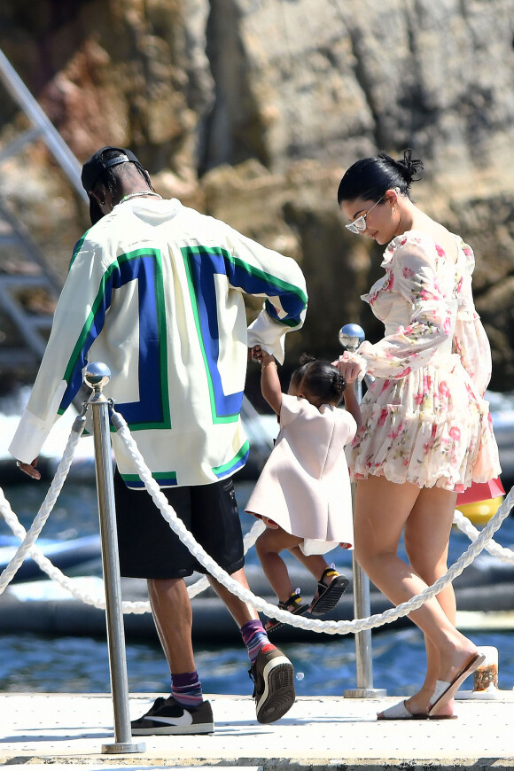 Travis Scott, Kylie Jenner, Stormi Webster - Le clan Jenner arrive à l'Hôtel du Cap-Eden-Roc pour un déjeuner en famille au Cap d'Antibes le 14 août 2019.