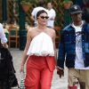 Kylie Jenner et son compagnon Travis Scott font du shopping en amoureux dans une boutique de cosmétiques pendant leurs vacances à Portofino, Italie, le 12 août 2019.