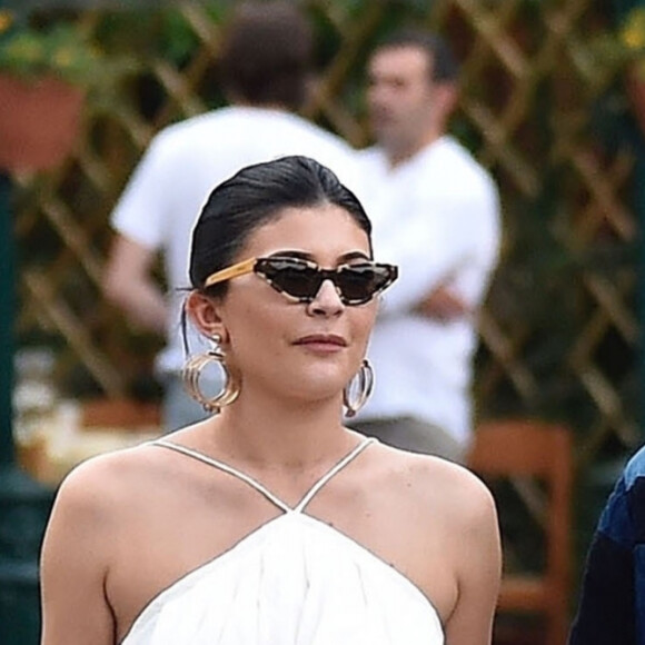 Kylie Jenner et son compagnon Travis Scott font du shopping en amoureux dans une boutique de cosmétiques pendant leurs vacances à Portofino, Italie, le 12 août 2019.