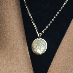 Le collier personnalisé Daniella Draper porté par Kate Middleton à Cardiff, le 22 janvier 2020.