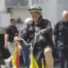 Exclusif - Neil Young et sa femme Daryl Hannah font du vélo à Happy Valley dans l'Oregon, le 23 mai 2019.