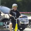 Exclusif - Neil Young et sa femme Daryl Hannah font du vélo à Happy Valley dans l'Oregon, le 23 mai 2019.