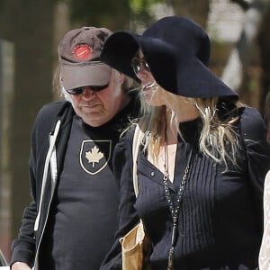 Exclusif - Neil Young et sa compagne Daryl Hannah sont accueillis par deux membres du personnel du centre médical UCLA à Westwood en Californie le 31 mars 2016.