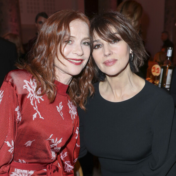 Isabelle Huppert et Monica Bellucci (robe Paule Ka) lors de la soirée de gala de la 18ème édition du "Dîner de la mode du Sidaction" au Pavillon Cambon Capucines - Potel et Chabot à Paris, France, le 23 janvier 2020. © Olivier Borde/Bestimage