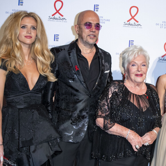 Pascal Obispo, sa femme Julie Hantson, Line Renaud, le prince Joachim de Danemark, la princesse Marie de Danemark et guest lors de la soirée de gala de la 18ème édition du "Dîner de la mode du Sidaction" au Pavillon Cambon Capucines - Potel et Chabot à Paris, France, le 23 janvier 2020. © Olivier Borde/Bestimage