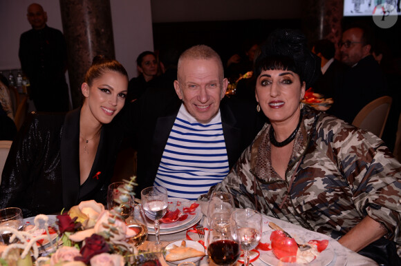 Iris Mittenaere (Miss France et Miss Univers 2016), Jean-Paul Gaultier et Rossy de Palma lors de la soirée de gala de la 18ème édition du "Dîner de la mode du Sidaction" au Pavillon Cambon Capucines - Potel et Chabot à Paris, France, le 23 janvier 2020. © Rachid Bellak/Bestimage