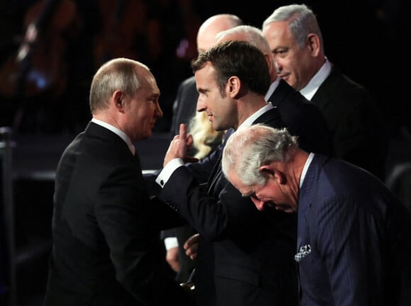 Vladimir Poutine, Emmanuel Macron et le prince Charles lors de la cérémonie marquant à Jérusalem le 75e anniversaire de la libération du camp nazi d'Auschwitz, le 23 janvier 2020, au
Mémorial de Yad Vashem. 