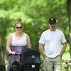 Amy Schumer et son mari Chris Fischer promènent leur fils Gene Attell Fischer en poussette dans un parc à New York, le 18 mai 2019