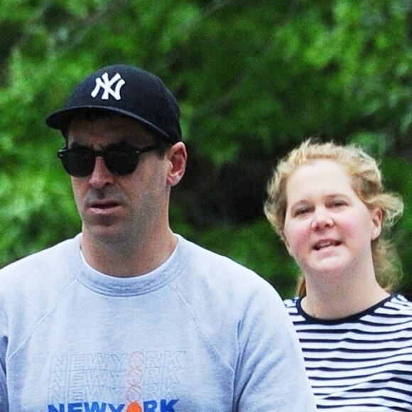 Exclusif - Amy Schumer et son mari Chris promènent leur fils Gene et leur chien dans un parc à New York, le 16 mai 2019.