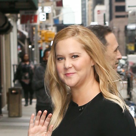 Amy Schumer arrive dans les studios de l'émission "The Late Show with Stephen Colbert" à New York, le 9 avril 2018.
