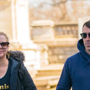 Exclusif - Amy Schumer et son mari Chris Fischer se promènent main dans la main à New York le 7 avril 2018.