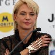 Asia Argento en conférence de presse lors du 52ème festival international du film fantastique à Sitges le 6 octobre 2019. L'actrice porte un bracelet squelette.