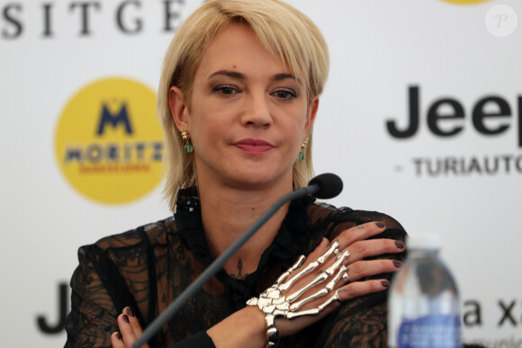 Asia Argento en conférence de presse lors du 52ème festival international du film fantastique à Sitges le 6 octobre 2019. L'actrice porte un bracelet squelette.