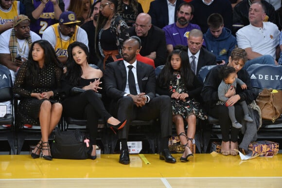 Kobe Bryant avec ses filles Natalia Diamante Bryant, Gianna Maria-Onore Bryant, Bianka Bella Bryant, sa femme Vanessa Bryant et sa belle-mère Sofia Laine - Les célébrités assistent au match de basket des Lakers à Los Angeles, le 19 décembre 2017