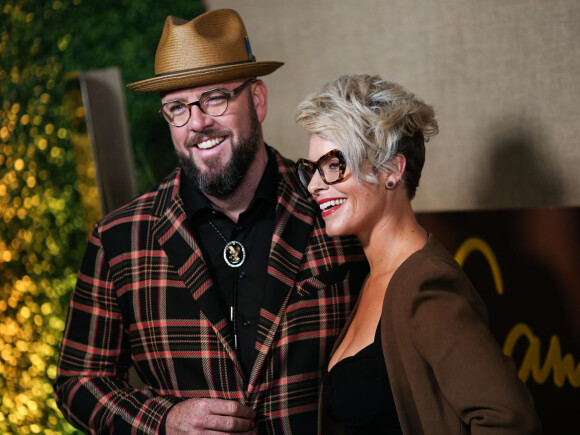 Chris Sullivan et Rachel Sullivan à la première de la série HBO "Camping" au Studios Paramount à Los Angeles, le 10 octobre 2018.