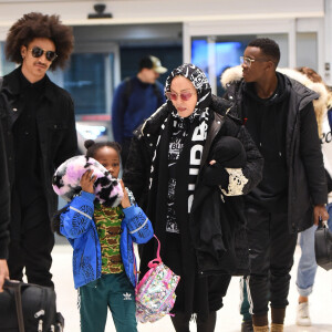 Madonna, son nouveau compagnon Ahlamalik Williams et ses enfants arrivent à l'aéroport JFK à New York, le 27 décembre 2019.