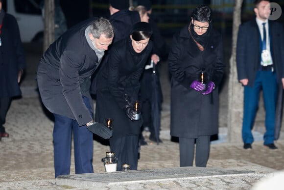 Le roi Felipe VI et la reine Letizia d'Espagne ont déposé des lumignons lors de la cérémonie commémorative des 75 ans de la libération du camp d'Auschwitz-Birkenau à Brzezinka en Pologne le 27 janvier 2020.