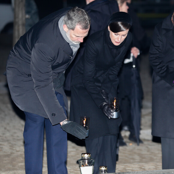 Le roi Felipe VI et la reine Letizia d'Espagne ont déposé des lumignons lors de la cérémonie commémorative des 75 ans de la libération du camp d'Auschwitz-Birkenau à Brzezinka en Pologne le 27 janvier 2020.