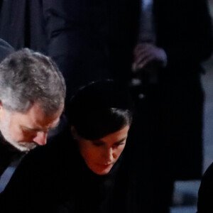 Le roi Felipe VI et la reine Letizia d'Espagne ont déposé des lumignons lors de la cérémonie commémorative des 75 ans de la libération du camp d'Auschwitz-Birkenau à Brzezinka en Pologne le 27 janvier 2020.