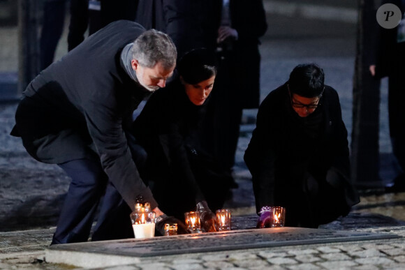 Le roi Felipe VI et la reine Letizia d'Espagne ont déposé des lumignons lors de la cérémonie commémorative des 75 ans de la libération du camp d'Auschwitz-Birkenau à Brzezinka en Pologne le 27 janvier 2020.