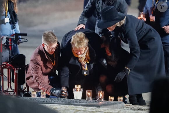 Une survivante d'Auschwitz et sa famille se recueillent lors de la cérémonie commémorative des 75 ans de la libération du camp d'Auschwitz-Birkenau à Brzezinka en Pologne le 27 janvier 2020.