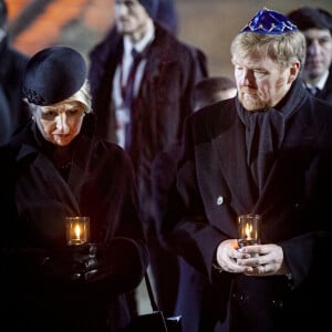 La reine Maxima et le roi Willem-Alexander des Pays-Bas se sont recueillis et ont déposé des lumignons sur le monument mémorial lors de la cérémonie commémorative du 75e anniversaire de la libération du camp d'Auschwitz-Birkenau à Brzezinka en Pologne le 27 janvier 2020.