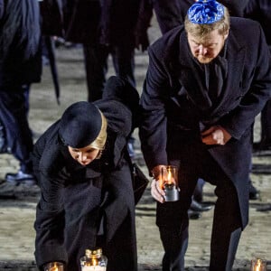 La reine Maxima et le roi Willem-Alexander des Pays-Bas se sont recueillis et ont déposé des lumignons sur le monument mémorial lors de la cérémonie commémorative du 75e anniversaire de la libération du camp d'Auschwitz-Birkenau à Brzezinka en Pologne le 27 janvier 2020.