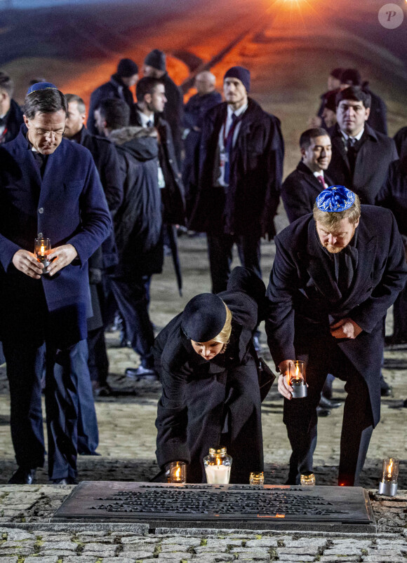 La reine Maxima et le roi Willem-Alexander des Pays-Bas se sont recueillis et ont déposé des lumignons sur le monument mémorial lors de la cérémonie commémorative du 75e anniversaire de la libération du camp d'Auschwitz-Birkenau à Brzezinka en Pologne le 27 janvier 2020.