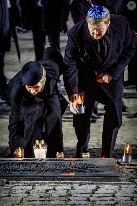 La reine Maxima et le roi Willem-Alexander des Pays-Bas se sont recueillis et ont déposé des lumignons sur le monument mémorial lors de la cérémonie commémorative du 75e anniversaire de la libération du camp d'Auschwitz-Birkenau à Brzezinka en Pologne le 27 janvier 2020.