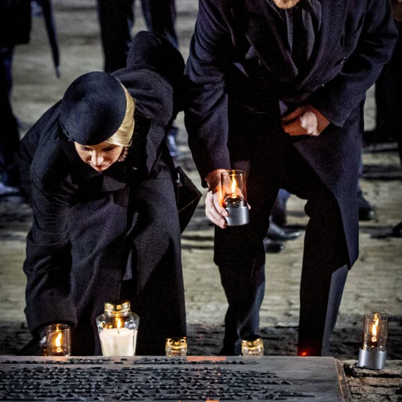 La reine Maxima et le roi Willem-Alexander des Pays-Bas se sont recueillis et ont déposé des lumignons sur le monument mémorial lors de la cérémonie commémorative du 75e anniversaire de la libération du camp d'Auschwitz-Birkenau à Brzezinka en Pologne le 27 janvier 2020.