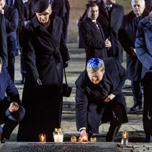 La reine Maxima et le roi Willem-Alexander des Pays-Bas se sont recueillis et ont déposé des lumignons sur le monument mémorial lors de la cérémonie commémorative du 75e anniversaire de la libération du camp d'Auschwitz-Birkenau à Brzezinka en Pologne le 27 janvier 2020.