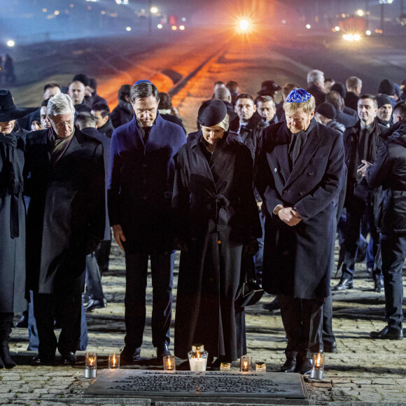 La reine Mathilde et le roi Philippe de Belgique et la reine Maxima et le roi Willem-Alexander des Pays-Bas se sont recueillis et ont déposé des lumignons sur le monument mémorial lors de la cérémonie commémorative du 75e anniversaire de la libération du camp d'Auschwitz-Birkenau à Brzezinka en Pologne le 27 janvier 2020.