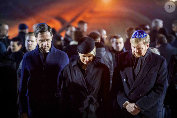 La reine Maxima et le roi Willem-Alexander des Pays-Bas se sont recueillis et ont déposé des lumignons sur le monument mémorial lors de la cérémonie commémorative du 75e anniversaire de la libération du camp d'Auschwitz-Birkenau à Brzezinka en Pologne le 27 janvier 2020.