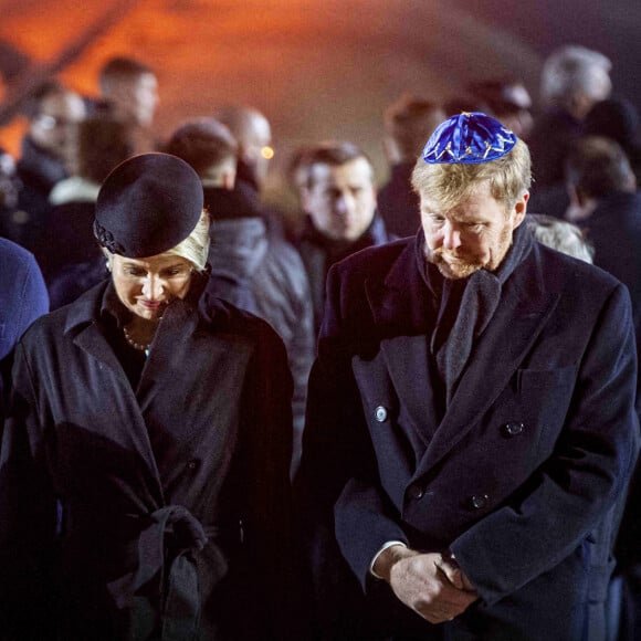 La reine Maxima et le roi Willem-Alexander des Pays-Bas se sont recueillis et ont déposé des lumignons sur le monument mémorial lors de la cérémonie commémorative du 75e anniversaire de la libération du camp d'Auschwitz-Birkenau à Brzezinka en Pologne le 27 janvier 2020.