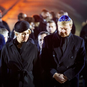 La reine Maxima et le roi Willem-Alexander des Pays-Bas se sont recueillis et ont déposé des lumignons sur le monument mémorial lors de la cérémonie commémorative du 75e anniversaire de la libération du camp d'Auschwitz-Birkenau à Brzezinka en Pologne le 27 janvier 2020.