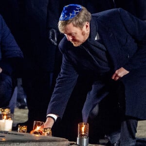 La reine Maxima et le roi Willem-Alexander des Pays-Bas se sont recueillis et ont déposé des lumignons sur le monument mémorial lors de la cérémonie commémorative du 75e anniversaire de la libération du camp d'Auschwitz-Birkenau à Brzezinka en Pologne le 27 janvier 2020.