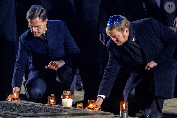La reine Maxima et le roi Willem-Alexander des Pays-Bas se sont recueillis et ont déposé des lumignons sur le monument mémorial lors de la cérémonie commémorative du 75e anniversaire de la libération du camp d'Auschwitz-Birkenau à Brzezinka en Pologne le 27 janvier 2020.