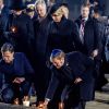 La reine Maxima et le roi Willem-Alexander des Pays-Bas se sont recueillis et ont déposé des lumignons sur le monument mémorial lors de la cérémonie commémorative du 75e anniversaire de la libération du camp d'Auschwitz-Birkenau à Brzezinka en Pologne le 27 janvier 2020.